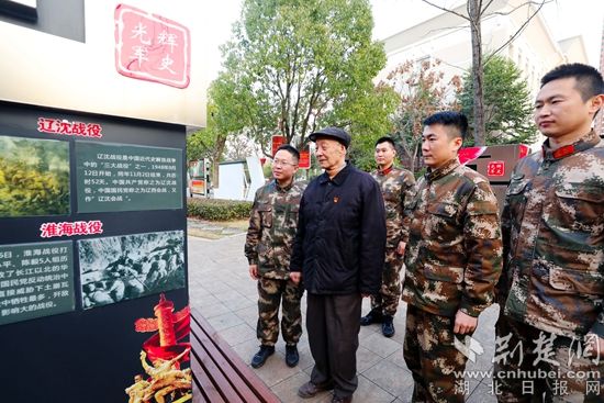 5 參觀軍史長(zhǎng)廊  李子涵 攝.jpg.jpg