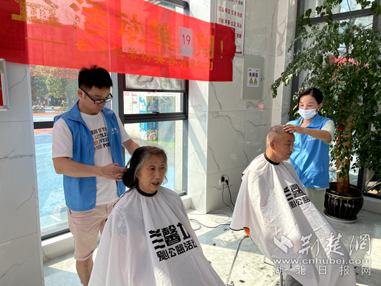 青龍山社區(qū)蘭馨坊志愿服務(wù)隊志愿者為居民義務(wù)理發(fā).png.png