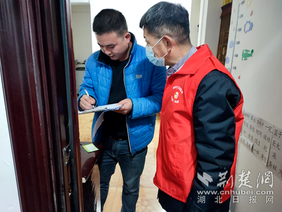 圖為審計(jì)人員入戶(hù)發(fā)放文明城市創(chuàng)建手冊(cè)并宣傳文明城市創(chuàng)建知識(shí).png.png