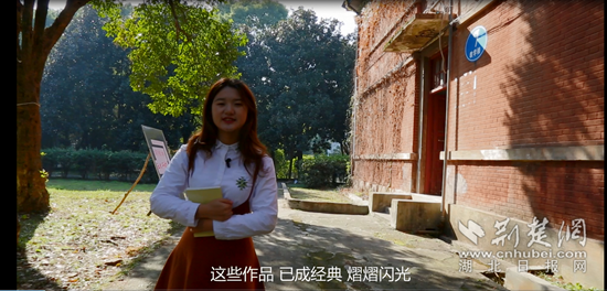 學(xué)生在紅樓外拍攝《湖科，我們的故事》.png.png