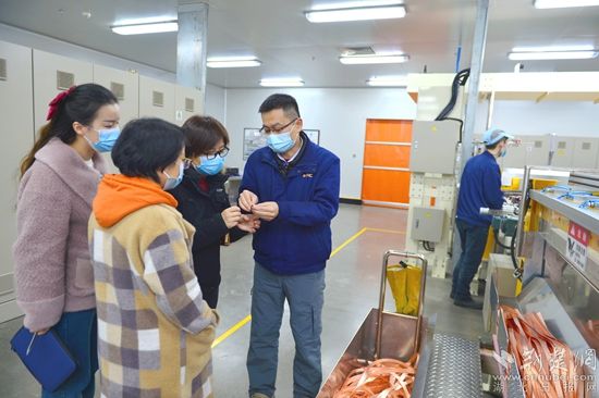 2.圖為黃石市稅務(wù)局組織業(yè)務(wù)骨干在臺光電子材料(黃石)有限公司走訪問需解難題。.jpg.jpg