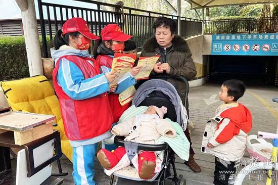 市實(shí)驗(yàn)小學(xué)小安全員在小區(qū)向居民宣傳安全知識_副本.jpg.jpg