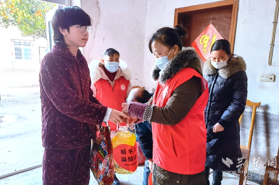 劉振羽 父死母改嫁，和爺爺奶奶一起生活，低保貧困戶 (3)_副本.jpg
