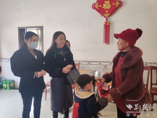 女企業(yè)家看望困境兒童謹(jǐn)洋，并向其外婆詢問朱謹(jǐn)洋的日常生活情況.jpg