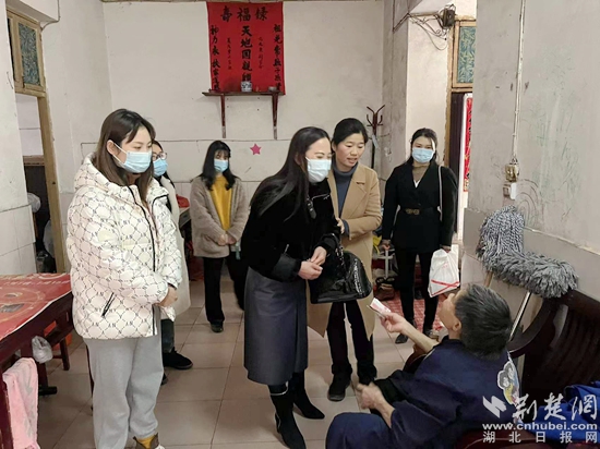 武穴市婦聯(lián)黨組書記、主席張利和女企業(yè)家看望慰問困境婦女劉金娥.jpg