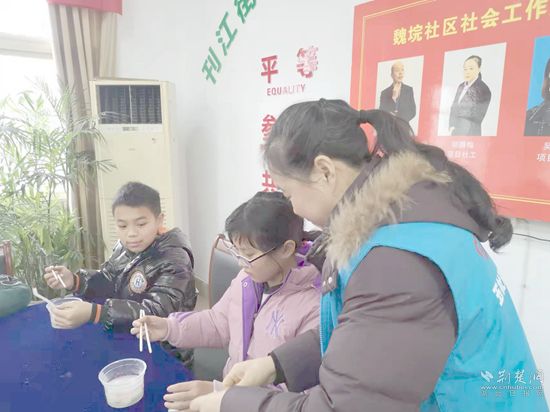 個(gè)案服務(wù)對象在社工陪伴下，心理得到疏導(dǎo).jpg.jpg