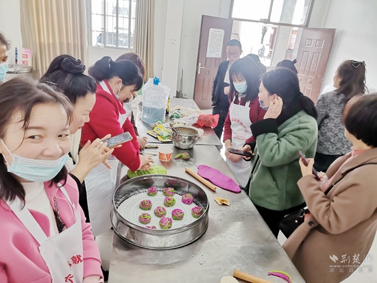 人社女職工制作中西式面點(diǎn).jpg