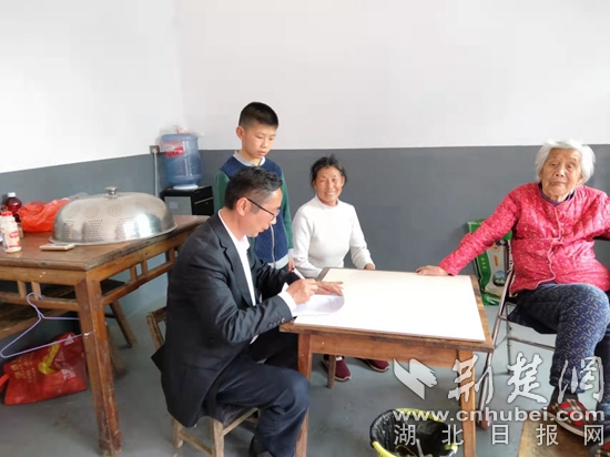 坳頭小學(xué)左名文校長(zhǎng)到柯俊軒同學(xué)家中走訪.jpg