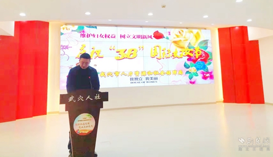 潘明君向女職工們致以節(jié)日問(wèn)候.jpg