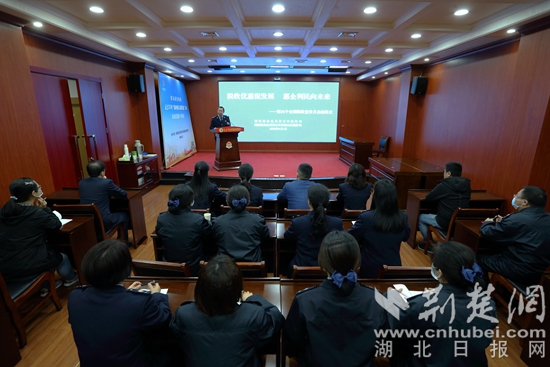 2.鄭稅官工作室”的負(fù)責(zé)人鄭中平正在講解2022年小規(guī)模納稅人免征增值稅、增值稅留抵退稅、“組合式”稅收優(yōu)惠減免等最新的優(yōu)惠政策