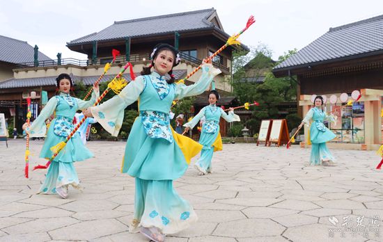 東山小鎮(zhèn)，演員們正在表演打連廂。.jpg