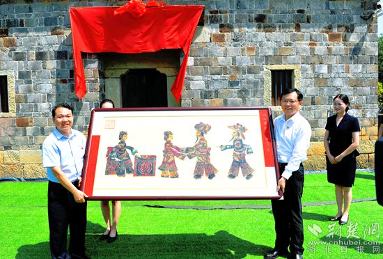 4.紅安縣委、縣政府向湖北省博物館贈(zèng)送“紅安縣省級(jí)非遺藝術(shù)品皮影戲牌匾”_副本.jpg