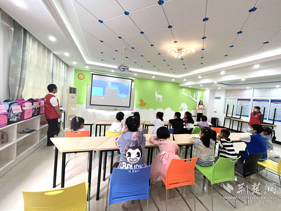 4月8日，牧羊湖社區(qū)聯(lián)合合心心理社工、樂享社工在連心驛站開展“護佑童年、相伴成長”關愛兒童活動。.png.png