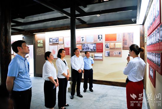 6.左一湖北省博物館副館長(zhǎng)何廣；左二黃岡市文旅局黨組成員、副局長(zhǎng)王萍；左三湖北省文化和旅游廳黨組成員、省文物事業(yè)發(fā)展中心主任余萍