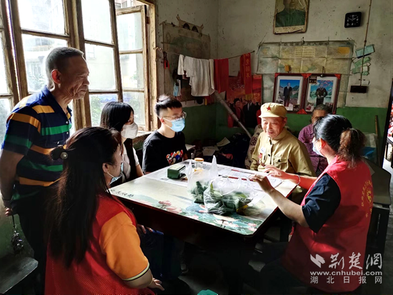 6月2日，濱湖社區(qū)暖陽驛站組織開展“端午粽情&nbsp;情暖老兵”上門送溫暖活動。.png.png