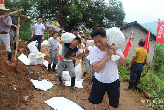 2016年，王三元（前排右一）與縣政協(xié)機(jī)關(guān)干部一起在沙畈河村抗洪搶險(xiǎn)_副本.jpg