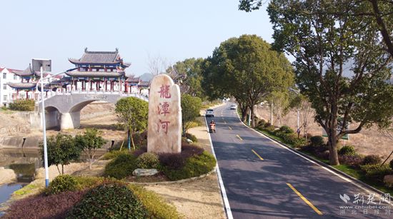 金家鋪鎮(zhèn)南大門(mén)龍?zhí)逗哟錩副本.jpg