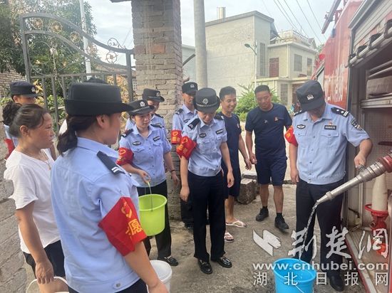 民輔警跟隨消防水車作業(yè)，通過肩挑手提的方式將清水送入行動不便的老年、殘障村民的家中（通訊員 李麗君 攝） (3).jpg.jpg