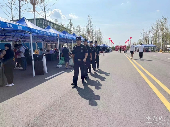 開學(xué)首日，民警在校園內(nèi)開展巡邏防控1.jpg