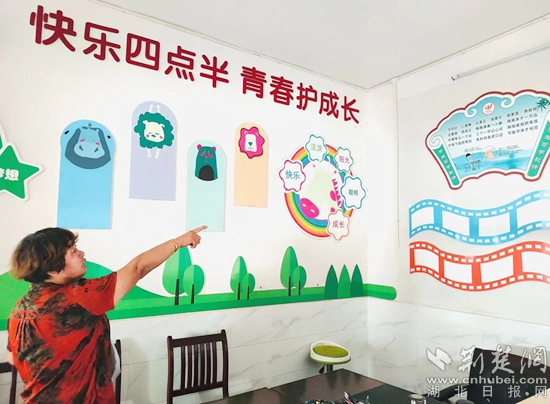 向文村村主任向我們介紹“四點半學(xué)?！?，四點半學(xué)校是向文村村委會為了促進當(dāng)?shù)貎和n后讀書的公益閱讀項目_副本.jpg