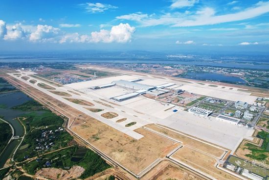 濱江擁湖的鄂州機場-牛暢，拍攝于2022年6月初，主題：鄂州花湖機場地理優(yōu)勢優(yōu)越，周邊生態(tài)環(huán)境良好，通過花馬湖水系綜合治理使得機