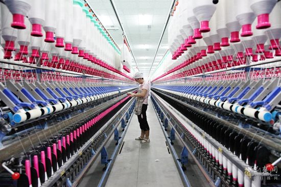 在湖北百絲祥紡織有限公司生產(chǎn)車間，工人正在生產(chǎn)線上作業(yè).jpg.jpg