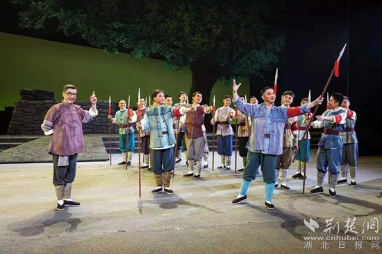 革命歷史題材楚劇《天明天亮》演出現(xiàn)場(chǎng)。通訊員供圖.webp.jpg