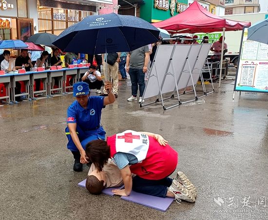 藍(lán)天救援隊(duì)和區(qū)紅十字會工作人員講解演示心肺復(fù)蘇動作要領(lǐng)_副本.jpg.jpg