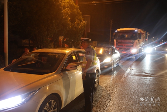 圖為崇陽縣公安局交警大隊民警在重點路段嚴(yán)查酒駕醉駕.jpg