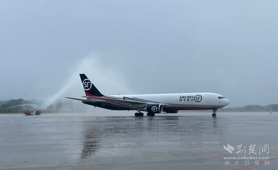 貨航首班進(jìn)港。胡小軍 攝.jpg