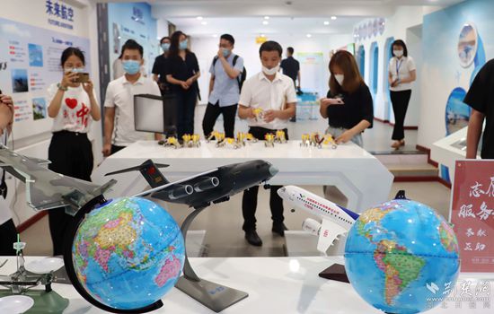 燕磯社區(qū)黨員群眾服務中心參觀體驗。記者 胡小軍 攝.jpeg