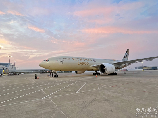 飛機停靠完畢。金康 攝.jpeg