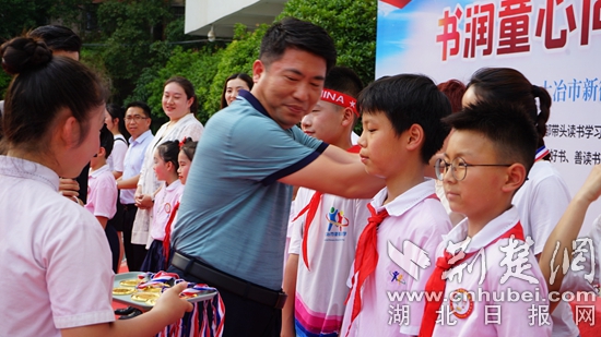 大冶市教育局黨組成員、副局長為親子共讀示范家庭頒發(fā)獎?wù)?jpg