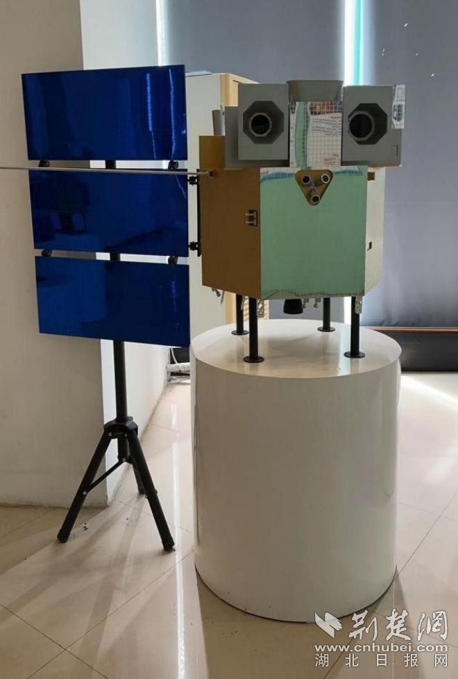 圖1:風(fēng)云四號(hào)衛(wèi)星模型(湖北省氣象科普基地) (1).jpg.jpg