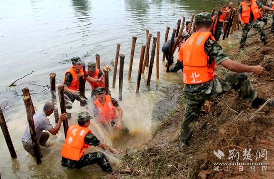 7月13日，武警官兵在高橋河執(zhí)行封堵管涌的任務(wù)_副本.jpg.jpg
