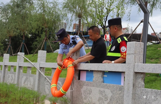 雙鶴派出所民輔警在轄區(qū)重點(diǎn)水域排查隱患，裝配救生工具.jpg