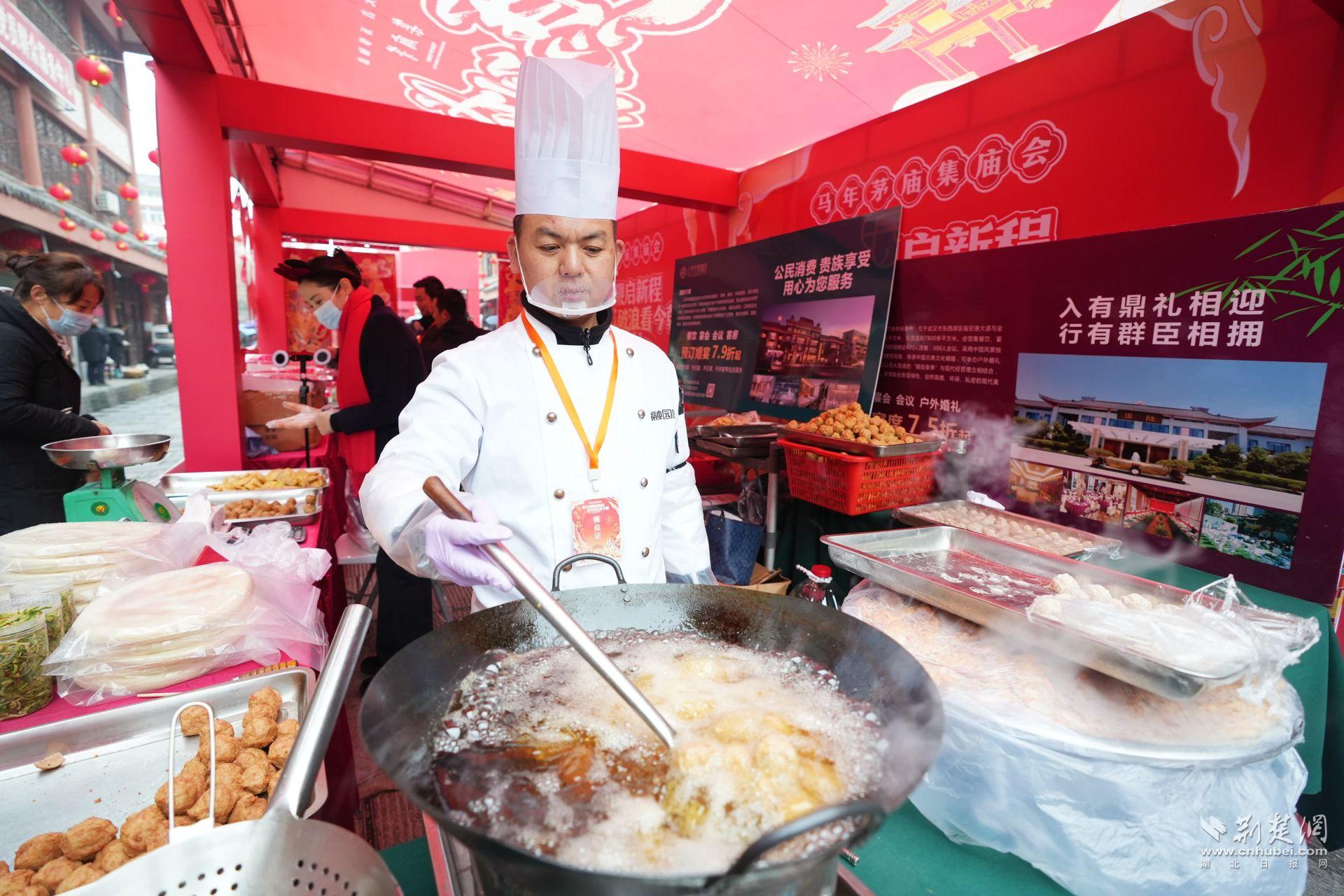 現(xiàn)場(chǎng)臘味、鹵貨、炸圓子吸引市民前來(lái)品嘗購(gòu)買 (1).JPG.JPG