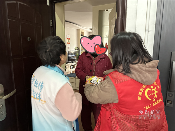 志愿小隊(duì)上門為轄區(qū)獨(dú)居、高齡老人送去湯圓.jpg